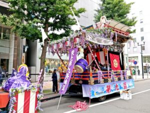 北海道神宮例祭（札幌まつり）の神輿渡御の山車（第9東北祭典区の猿田彦命）