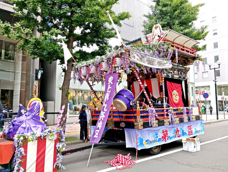 北海道神宮例祭（札幌まつり）の神輿渡御の山車（第9東北祭典区の猿田彦命）