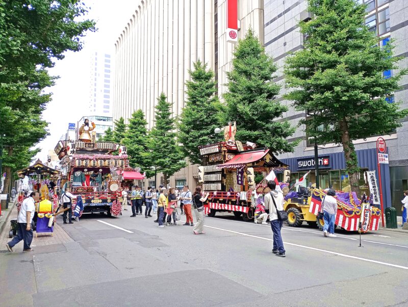 南一条通りに並ぶ北海道神宮例祭（札幌まつり）の神輿渡御の山車