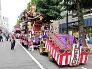北海道神宮例祭（札幌まつり）の神輿渡御の山車（第3山鼻祭典区の島義勇）