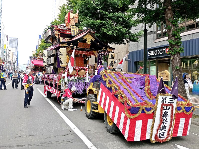 北海道神宮例祭（札幌まつり）の神輿渡御の山車（第3山鼻祭典区の島義勇）
