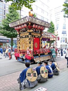 北海道神宮例祭（札幌まつり）の神輿渡御の山車（第4豊水祭典区の須佐之男命）