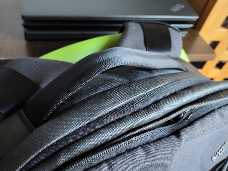Incase社製のCity Compact Backpackのグリップ