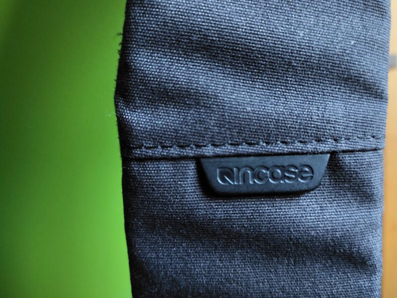 Incase社製のCity Compact Backpackの左側ショルダーストラップのロゴ