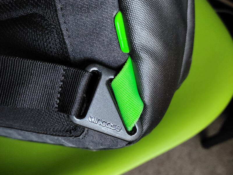 Incase社製のCity Compact Backpackのショルダーストラップ付け根
