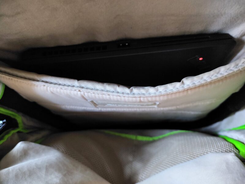 Incase社製のCity Compact Backpackに収納した筆者のX13