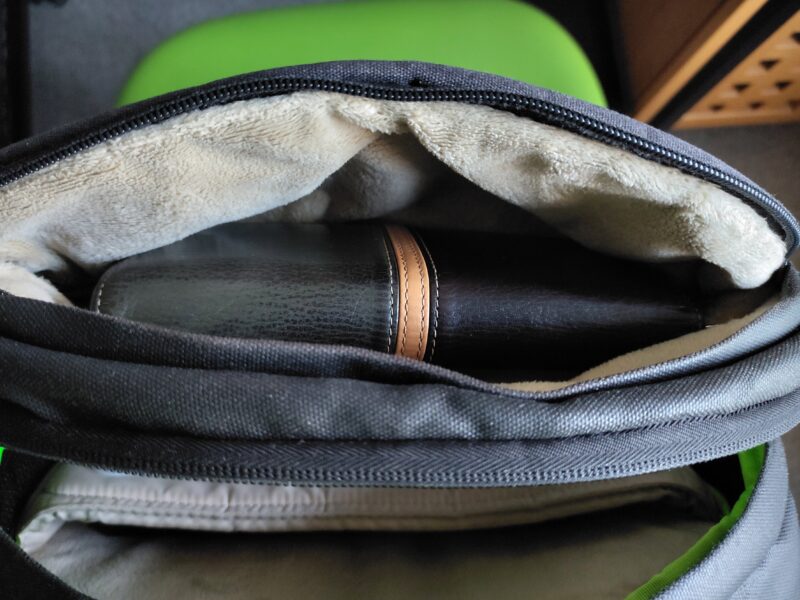 Incase社製のCity Compact Backpackのトップポケット