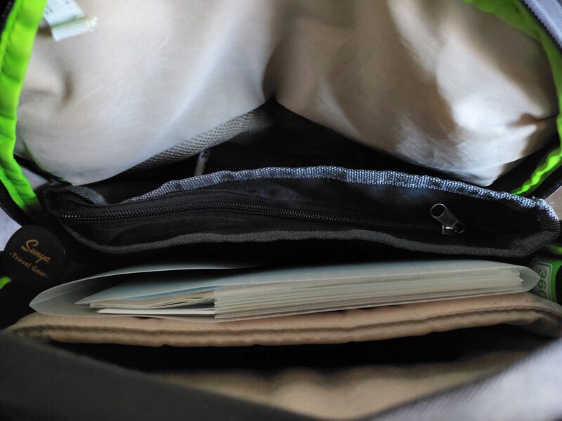 Incase社製のCity Compact Backpackにいろいろ収納してみた写真