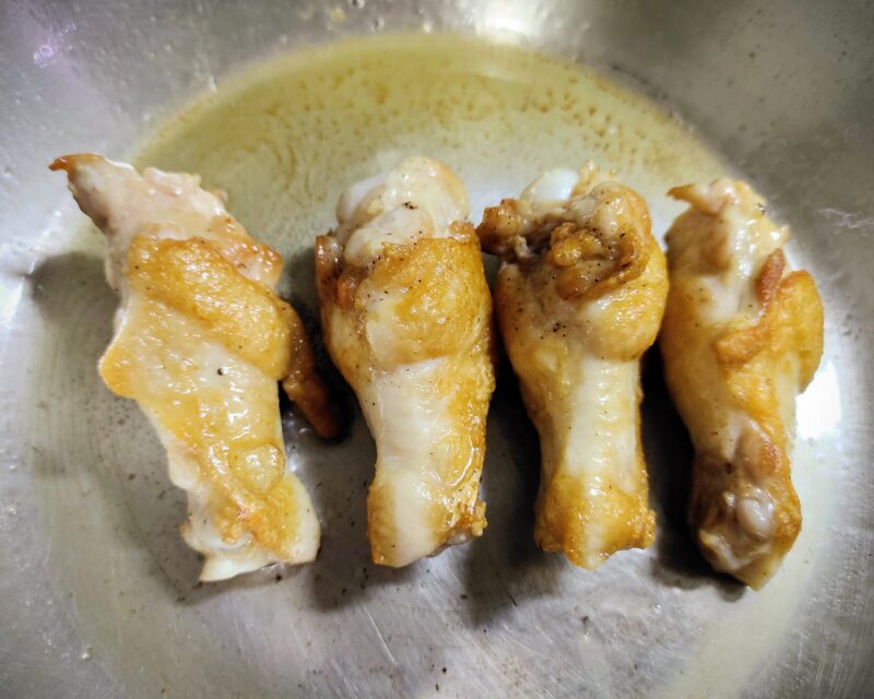 フライパンで手羽中を焼く