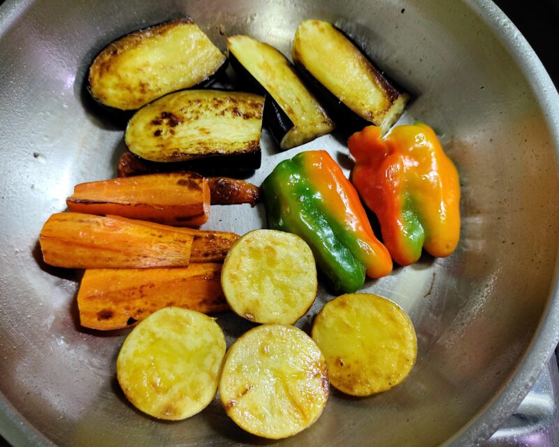 野菜を焼いてゆく