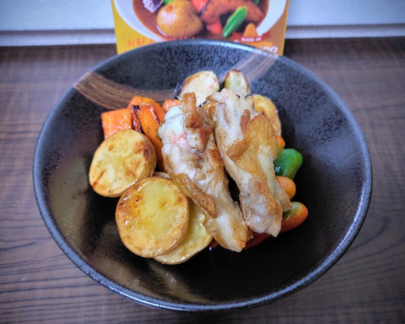 鶏肉と野菜を器に盛り付ける