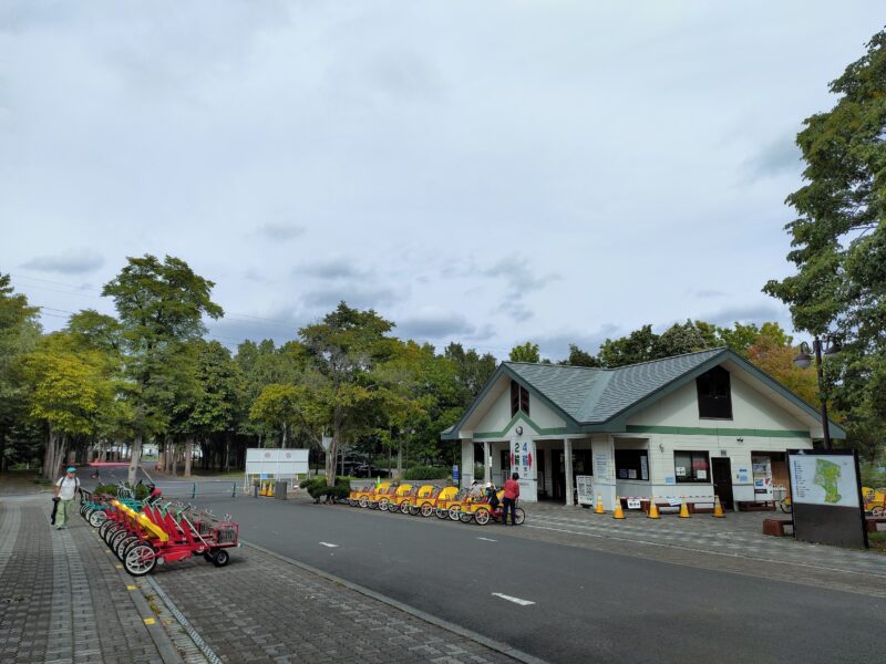 サッポロさとらんどのレンタサイクル管理棟