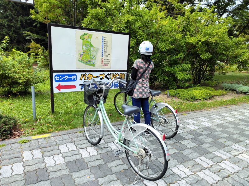 サッポロさとらんどの入口付近で地図を確認するメンバー