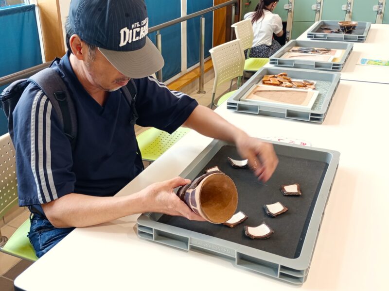 サッポロさとらんどの体験学習館で縄文土器パズルに挑戦