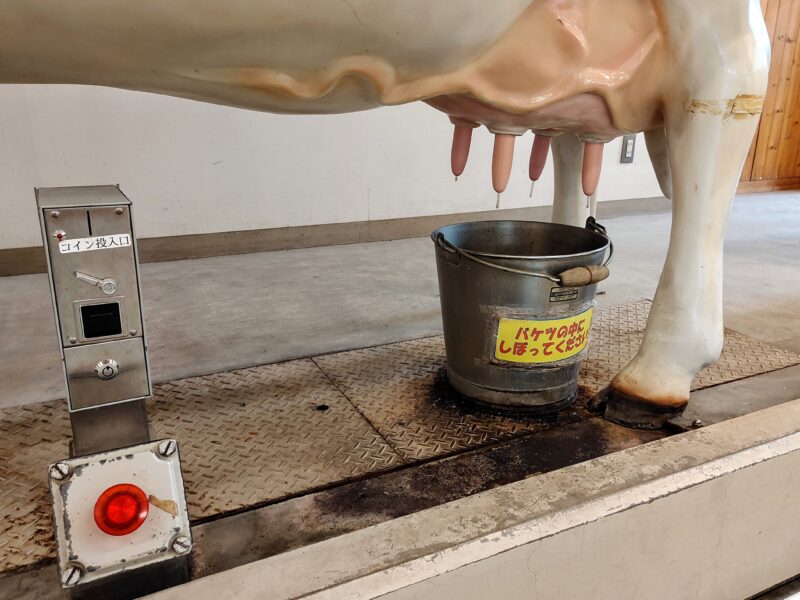 サツラクミルクの郷牛の館の搾乳体験設備