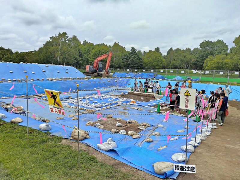 丘珠縄文遺跡の発掘調査区の見学