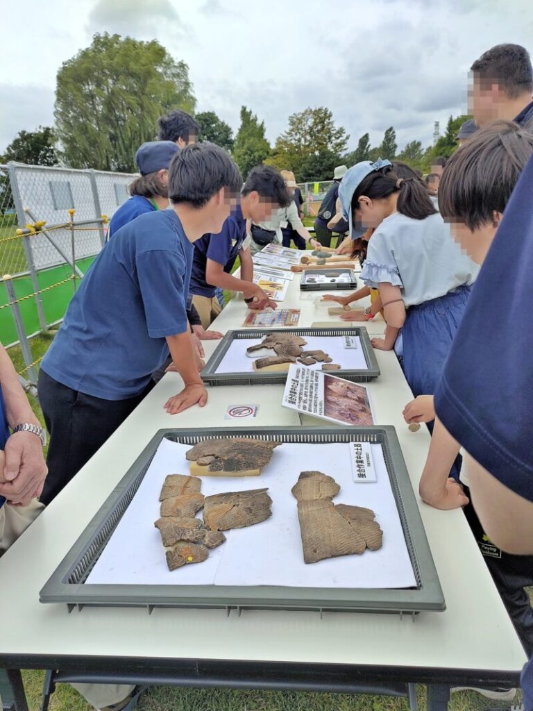 特別展示コーナーと北大考古研ブースの様子