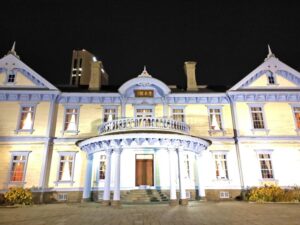 ライトアップされた夜の豊平館
