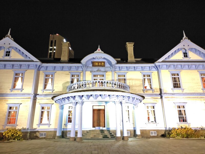 ライトアップされた夜の豊平館