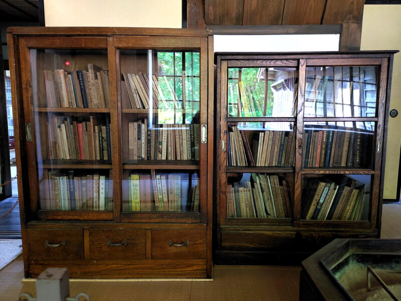 旧松橋家住宅の書棚
