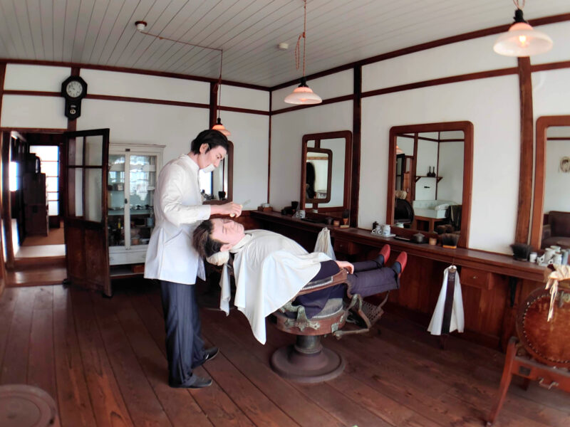 旧山本理髪店の営業中の様子