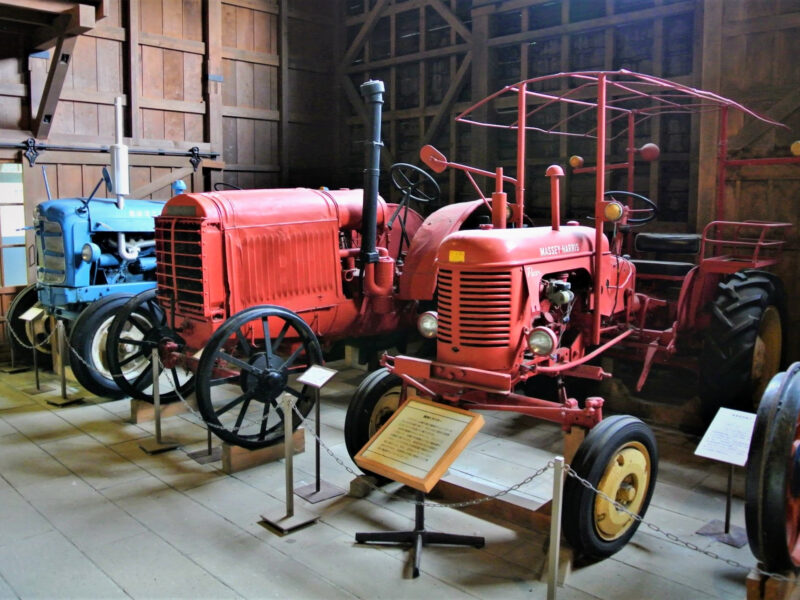 旧農商務省滝川種羊場機械庫のトラクター群