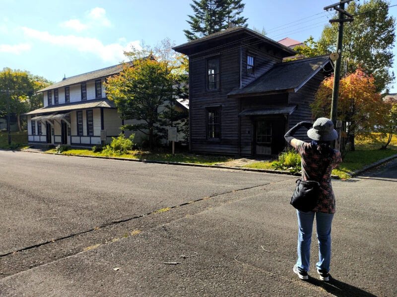 市街地群で写真撮影をするF嬢