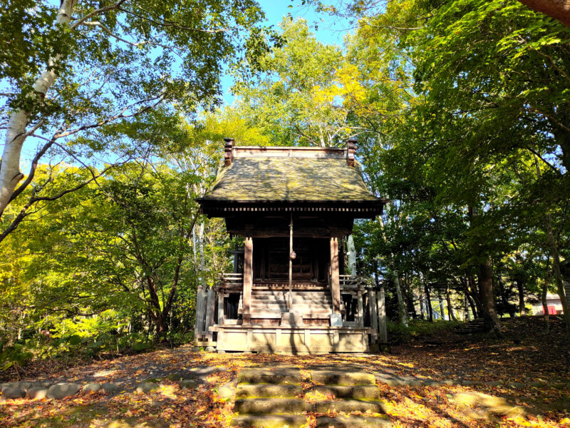 旧信濃神社の拝殿