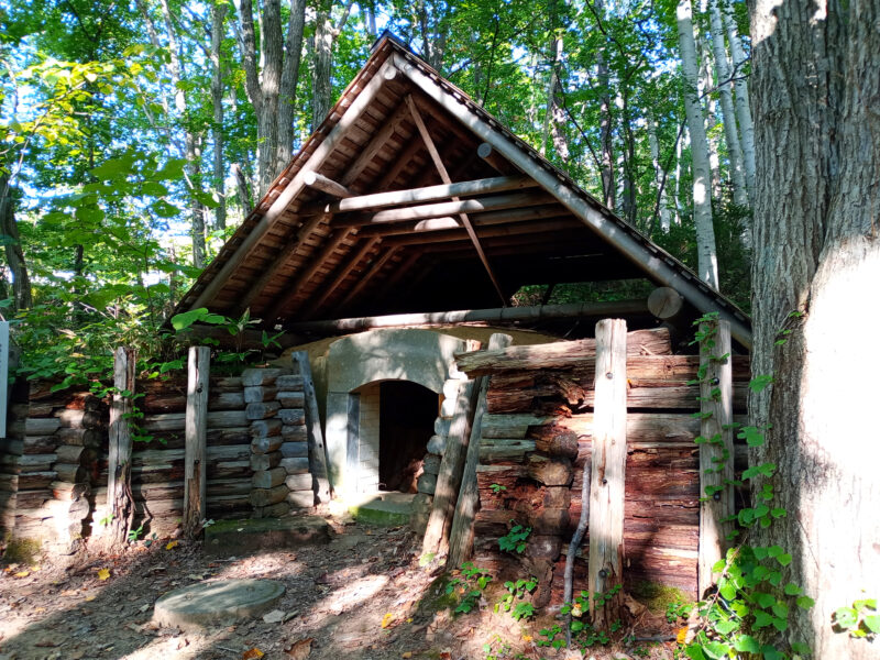 炭焼小屋の外観