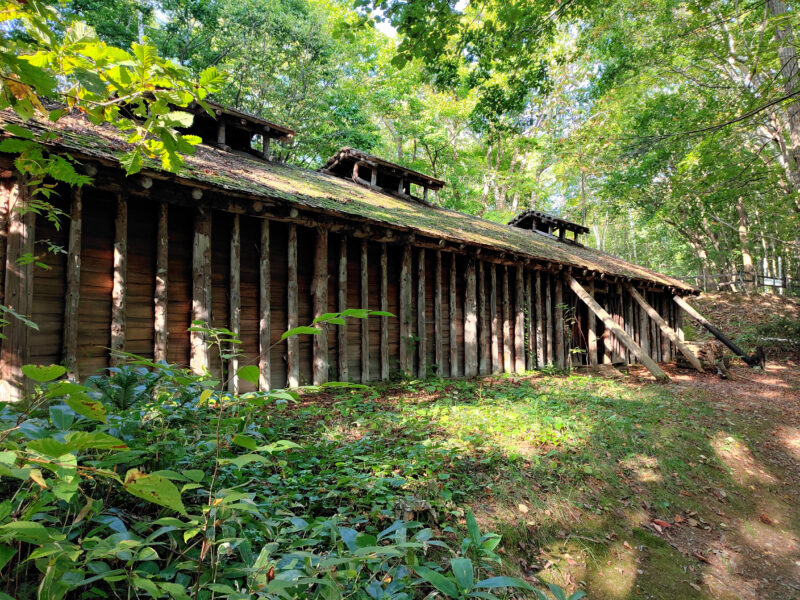 旧平造材部飯場の外観