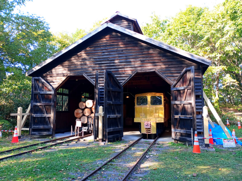 森林鉄道機関庫の外観