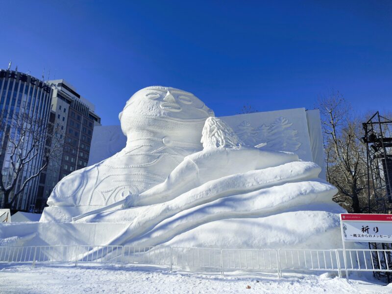 さっぽろ雪まつり2026年4丁目会場の大雪像（中空土偶）