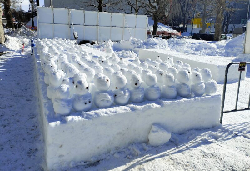 さっぽろ雪まつり2026年5丁目会場の親子雪だるま制作体験コーナー