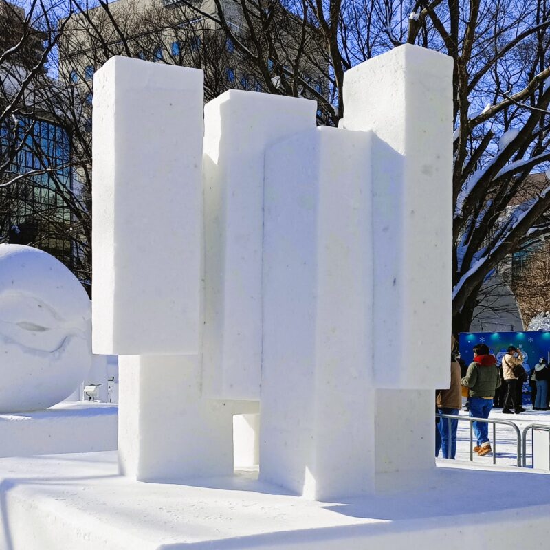 さっぽろ雪まつり2026年6丁目会場の本郷新記念札幌彫刻美術館の出展作品その１（昼）