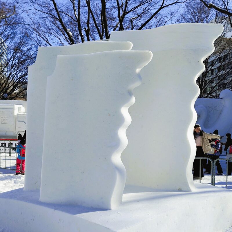 さっぽろ雪まつり2026年6丁目会場の本郷新記念札幌彫刻美術館の出展作品その２（昼）