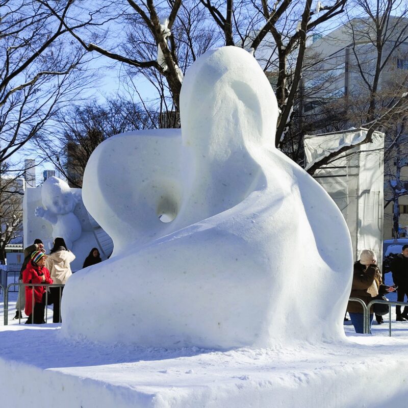 さっぽろ雪まつり2026年6丁目会場の本郷新記念札幌彫刻美術館の出展作品その４（昼）