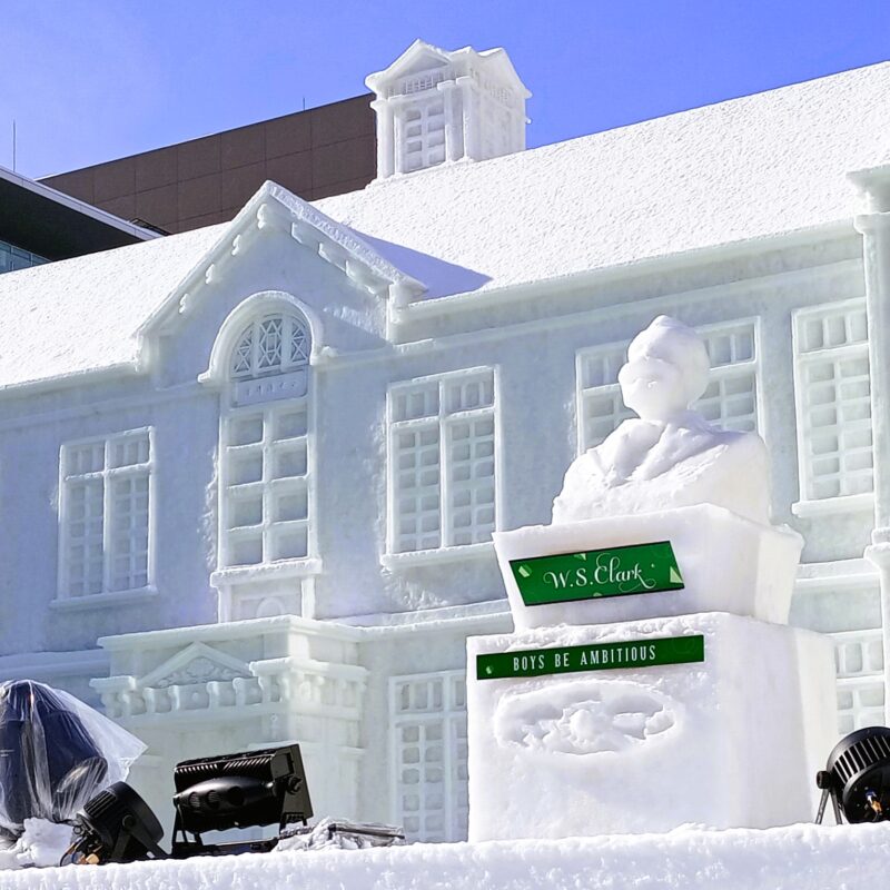 さっぽろ雪まつり2026年7丁目会場の大雪像（古河講堂）のクラーク博士像