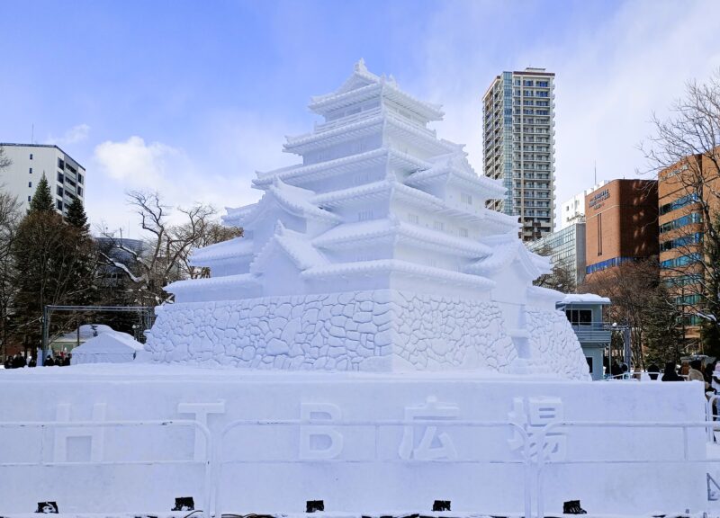 さっぽろ雪まつり2026年8丁目会場の大雪像（鶴ヶ城、昼）