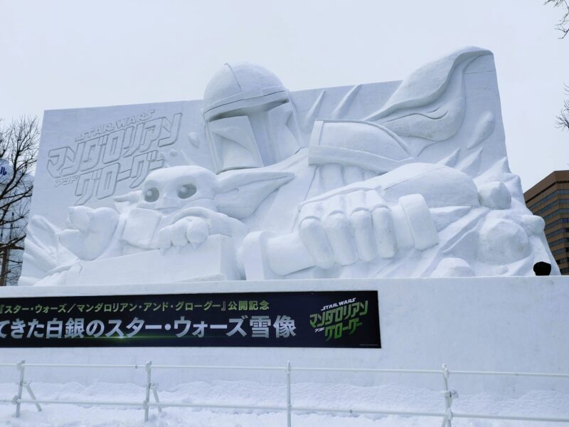 さっぽろ雪まつり2026年10丁目会場の大雪像（スターウォーズ、昼）