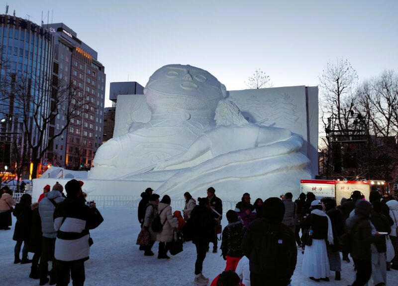 さっぽろ雪まつり2026年4丁目会場の大雪像（中空土偶）の夜の姿