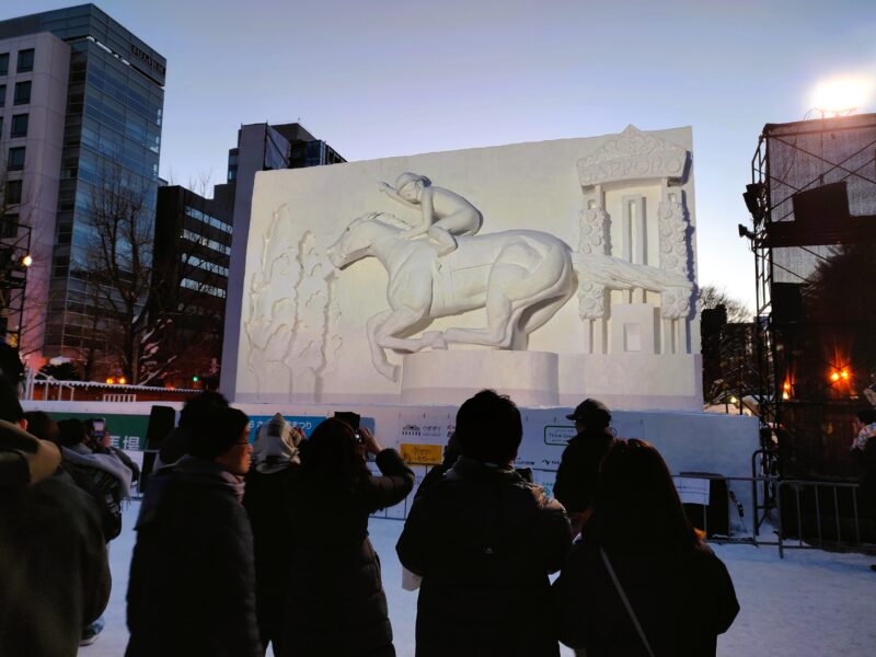 さっぽろ雪まつり2026年5丁目会場の夜の大雪像（サラブレッド）