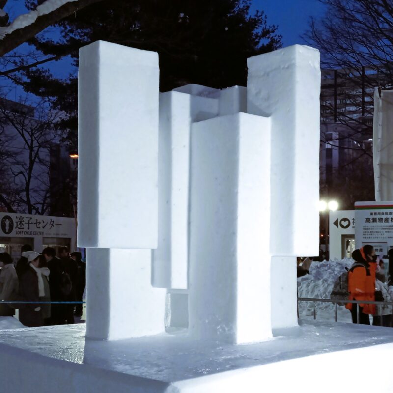 さっぽろ雪まつり2026年6丁目会場の本郷新記念札幌彫刻美術館の出展作品その１（夜）
