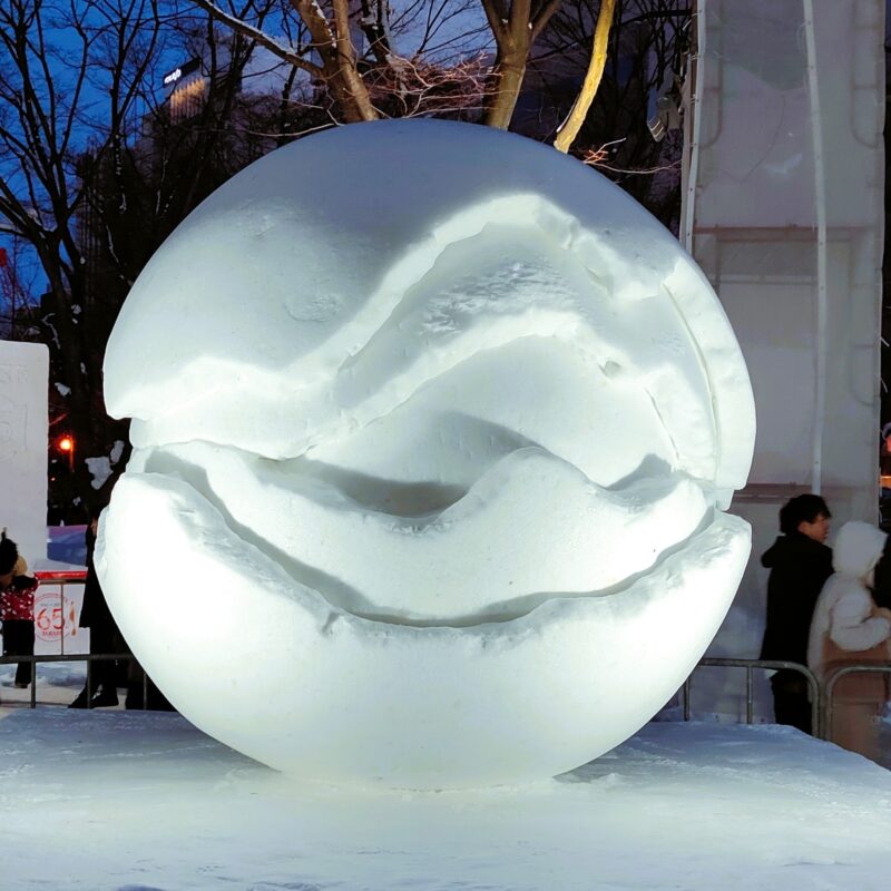 さっぽろ雪まつり2026年6丁目会場の本郷新記念札幌彫刻美術館の出展作品その３（夜）