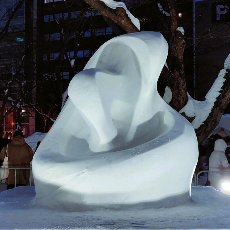 さっぽろ雪まつり2026年6丁目会場の本郷新記念札幌彫刻美術館の出展作品その４（夜）