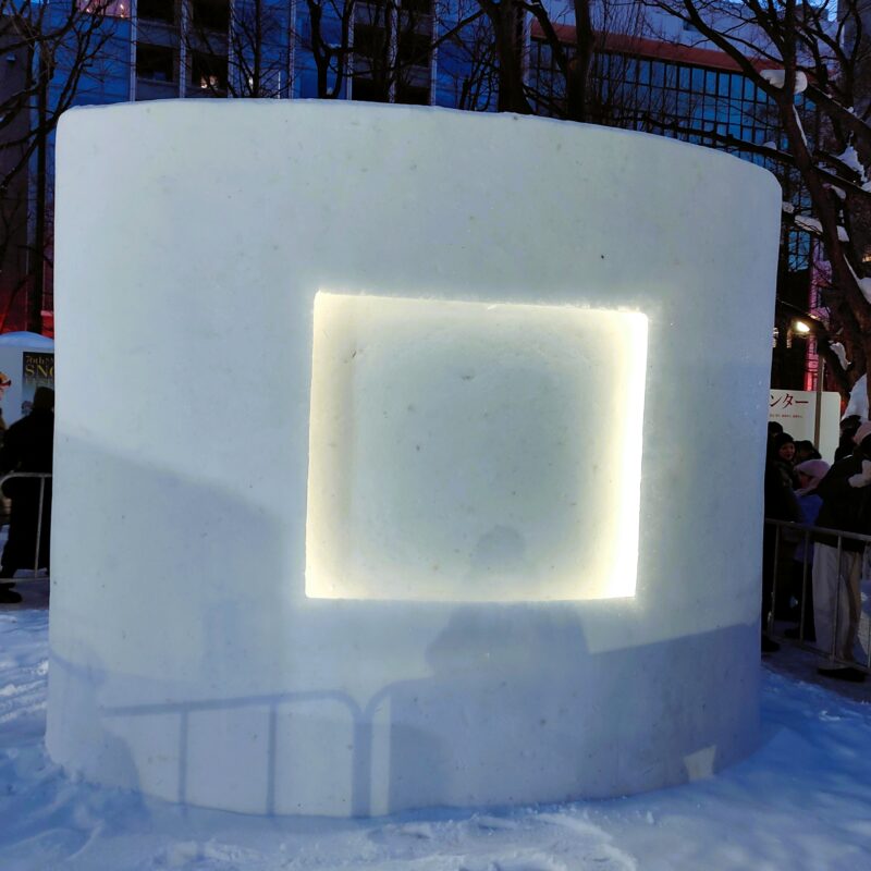 さっぽろ雪まつり2026年6丁目会場の本郷新記念札幌彫刻美術館の出展作品その５（夜）
