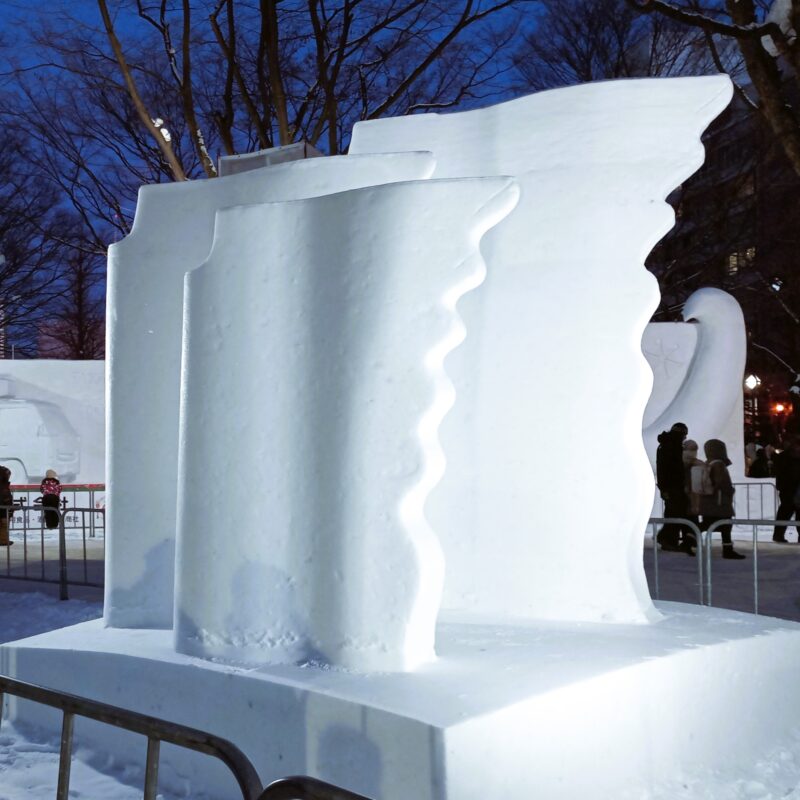 さっぽろ雪まつり2026年6丁目会場の本郷新記念札幌彫刻美術館の出展作品その２（夜）