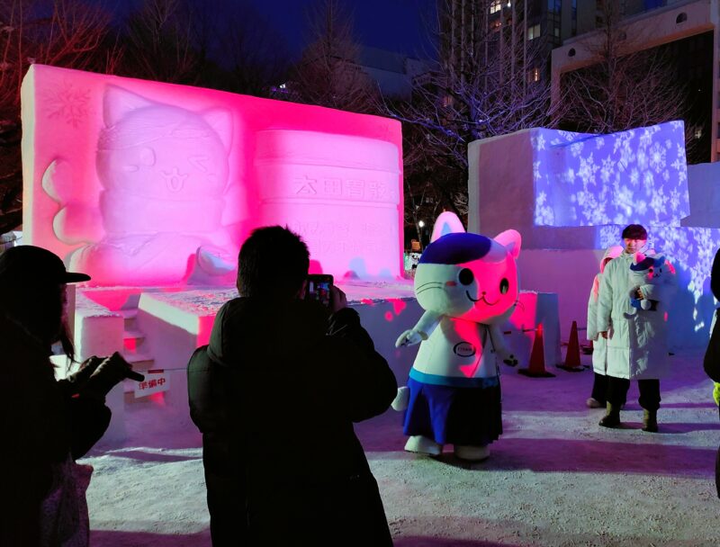 さっぽろ雪まつり2026年7丁目会場の太田胃散雪像前に出現したおおたいにゃん