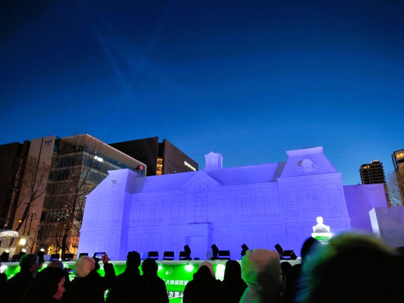 さっぽろ雪まつり2026年7丁目会場の大雪像（北大古河講堂）夜間の風景