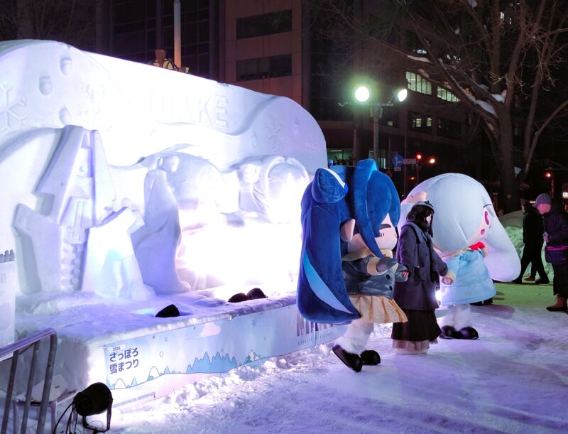 さっぽろ雪まつり2026年8丁目会場のニッケ中雪像の夜