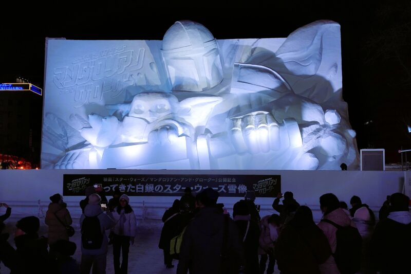 さっぽろ雪まつり2026年10丁目会場の大雪像（スターウォーズ、夜）